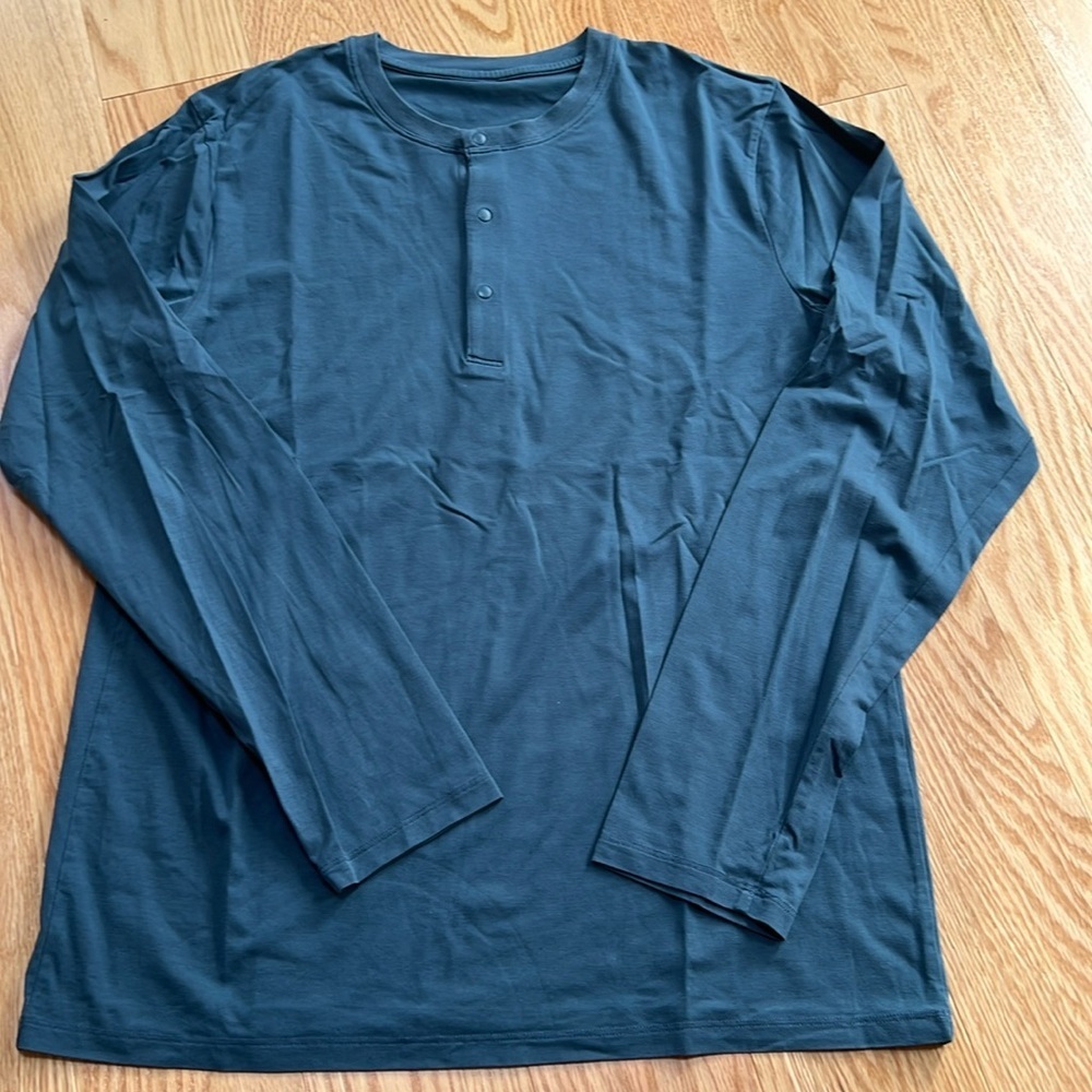 Lululemon men’s small fundamental long sleeve tee .